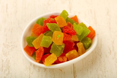 Beyaz masa üzerinde renkli ananas Kuru