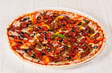 Sosis, peynir ve kıyma ile pizza