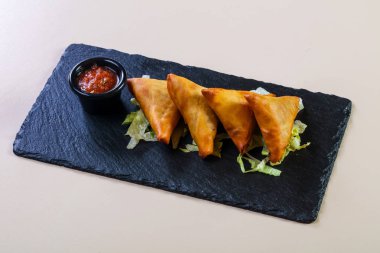 Soslu sıcak et hamur işleri