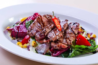 Sebze ve soslu ızgara domuz eti.