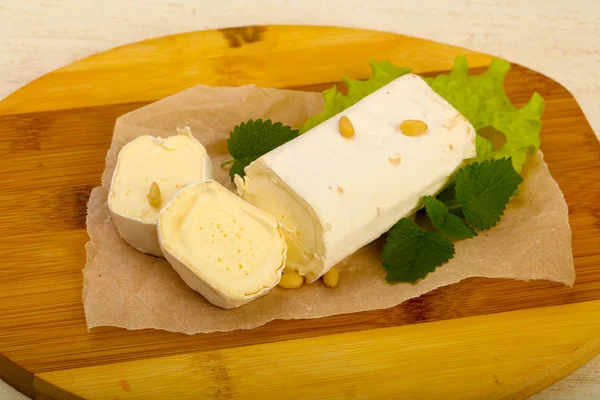 Rotolo Formaggio Brie Con Noci Cedro — Foto Stock