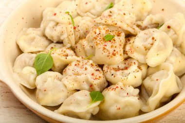 Otlar, yağlar ve baharatlar ile haşlanmış mantı