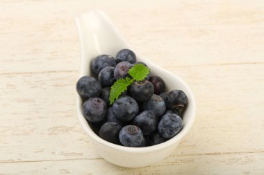 Kase ahşap arka plan üzerinde yabanmersini