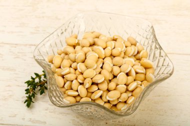 Kase ahşap arka plan üzerinde çiğ beyaz fasulye