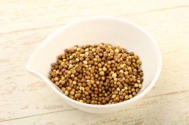 Kişniş tohumu yığın ahşap arka plan üzerinde