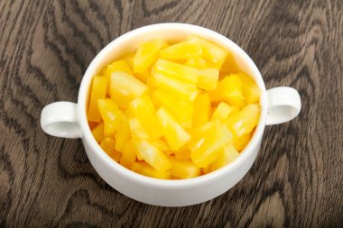 Kabın içinde Konserve ananas