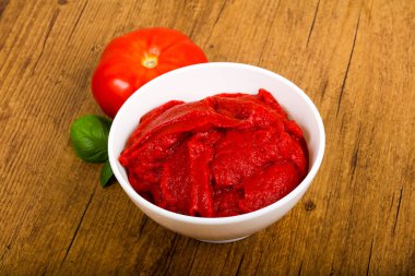 Domates salçası fesleğen yaprakları ile