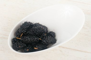 Siyah dut öbek üzerinde beyaz masa