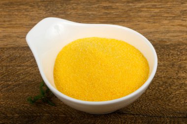 Ham polenta yemek pişirmek için hazır