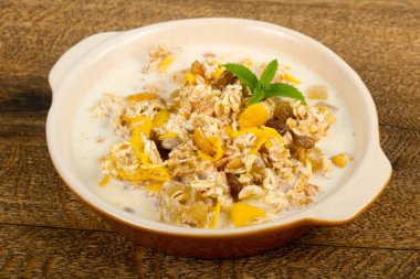 Muz, fındık ve nane ile müsli