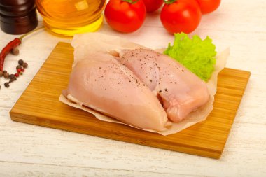 Biber yemek pişirmek için hazır çiğ tavuk göğsü