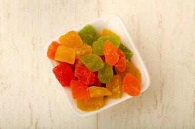 Ahşap arka plan üzerinde renkli ananas Kuru