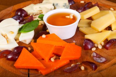 Peynir tabağı ile bal ve sedir fındık