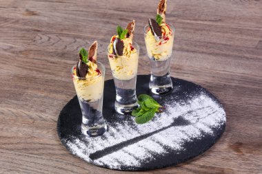 Mango mousse nane tatlı ile