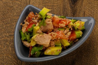 Domates soslu ton balığı ve avokado salatası.