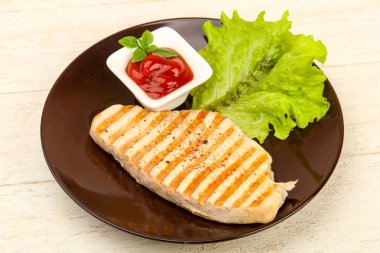 Baharatlar ve sos ızgara hindi biftek