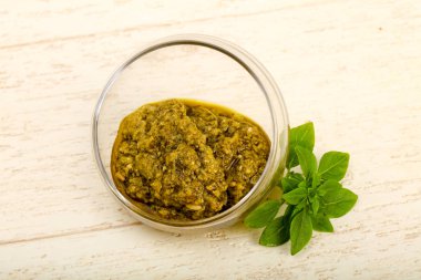 Fesleğenli pesto sos kasede bırakır