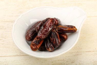 Meyve kabında tatlı hurmalar.