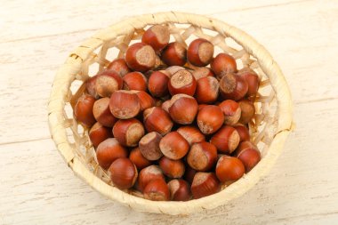 Fındık yığın sepeti ahşap arka plan üzerinde