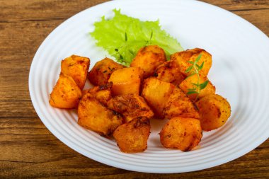 Otlu fırında patates.