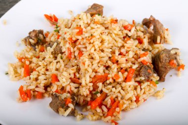 Asya pirinç - et ve havuç ile Plov