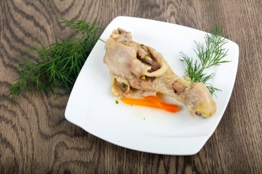 Dereotu servis haşlanmış tavuk budu