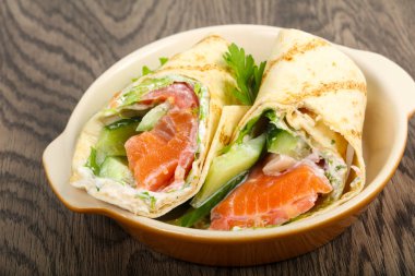 Somon ekmek rulo peynir ile