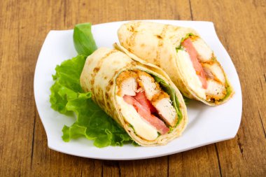 Tavuk ekmek rulo salata yaprakları ile