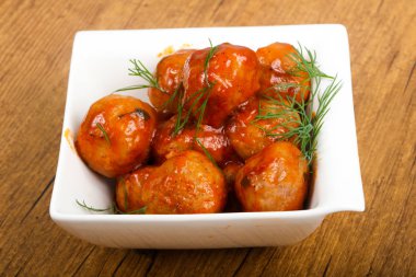 Dereotu, domates soslu köfte servis