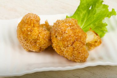 Beyaz tabak içinde diyet gevrek karnabahar