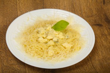 mavi peynir ve fesleğen ile makarna