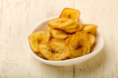 Beyaz masa üzerinde kuru muz fiş