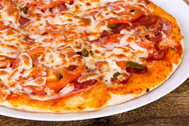 Sosis, biber ve domates pizza