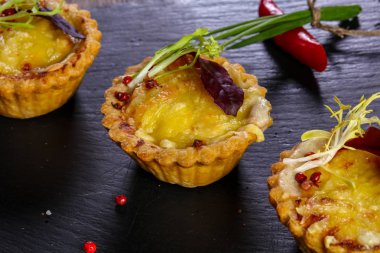 Fırında mantar ve peynir ile kanepe