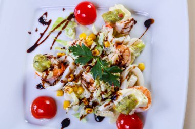 Deniz ürünleri ve avokado karides salatası