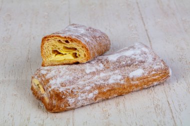 Reçel dolum ile lezzetli puf böreği strudel