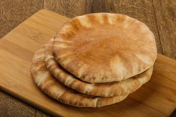 Πίτα Ψωμί Heap Πέρα Από Ξύλινο Υπόβαθρο — Φωτογραφία Αρχείου
