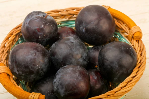 Ciruelas Frescas Maduras Sobre Fondo Madera — Foto de Stock