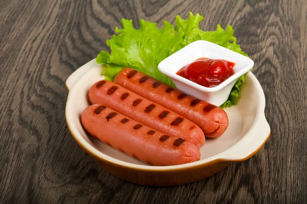 Grillad Korv Med Sallad Och Ketchup — Stockfoto
