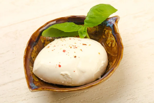 Queso Mozzarella Con Hojas Albahaca —  Fotos de Stock