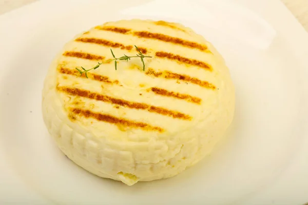 Brânză Grătar Suluguni Masă Albă — Fotografie, imagine de stoc