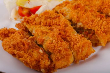 Peynir ve salata yaprakları ile gevrek domuz eti