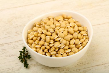 Kase ahşap arka plan üzerinde çiğ beyaz fasulye