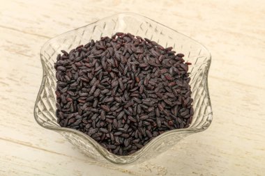 Kase ahşap arka plan üzerinde siyah yabani pirinç