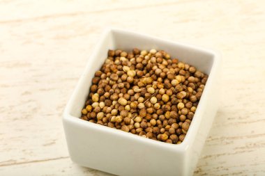 Kişniş tohumu yığın ahşap arka plan üzerinde