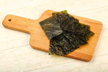 Ahşap arka plan üzerinde fiş gevrek Nori yaprak