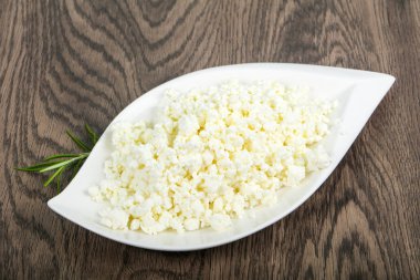 Kase üzerinde ahşap süzme peynir