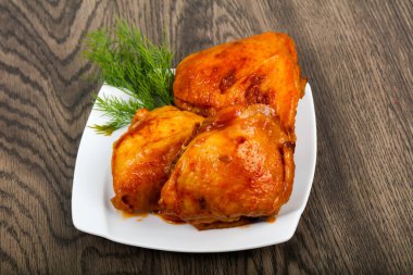 Domates soslu kızarmış tavuk uyluk