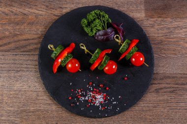 Kanepe domates, peper ve salatalık ile