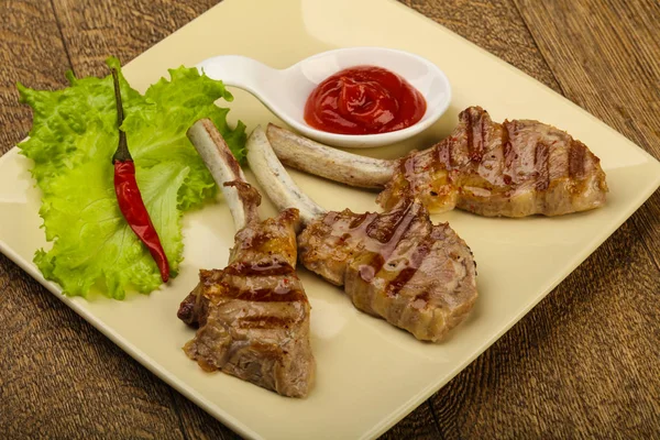 Gegrilltes Lamm Mit Tomatensauce Serviert Salatblätter — Stockfoto